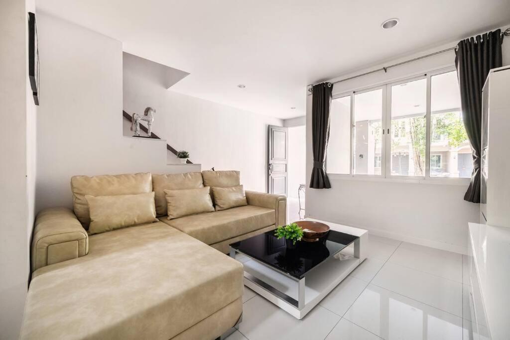 Vila Miq_home901/asok Bts/resort Pool/12pax/1000mbwifi Bangkok
